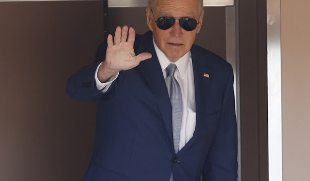 WATCH: Allegedly COVID-Positive Biden Looks Completely Gone Boarding Air Force One, Theories Run Wild